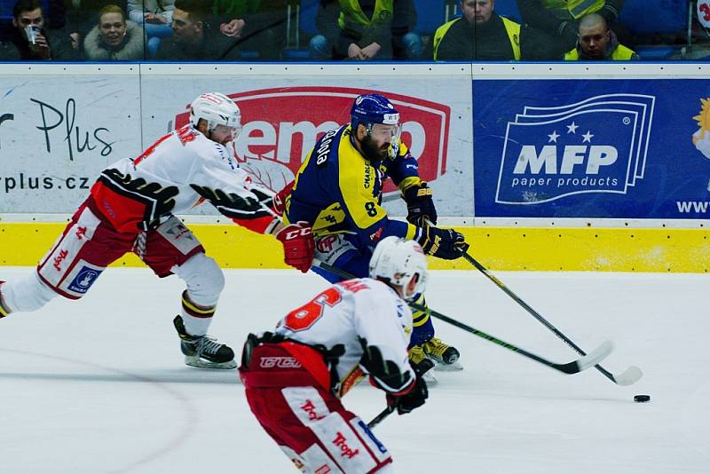 Hokejisté Přerova (v modrém) slaví po čtvrtém zápase předkola play-off s Prostějovem postup