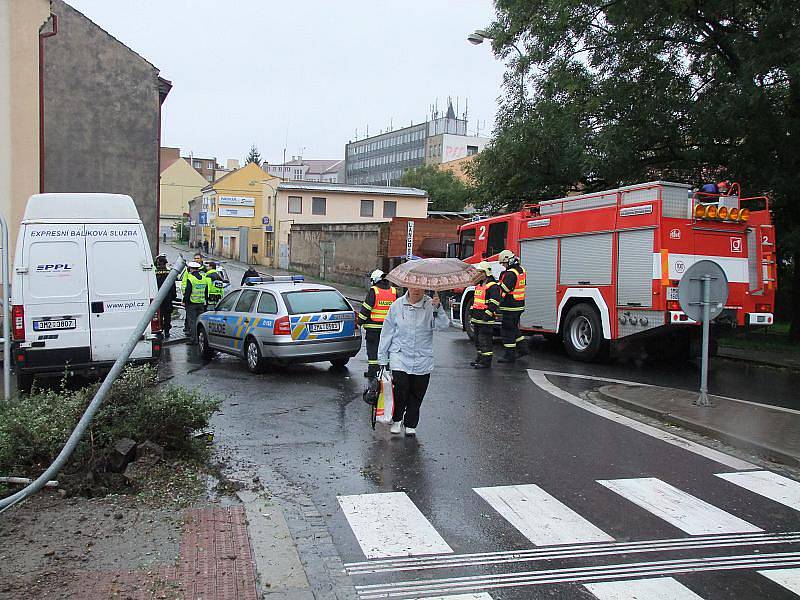 Tragická nehoda v Jateční ulici: dodávka srazila chodce