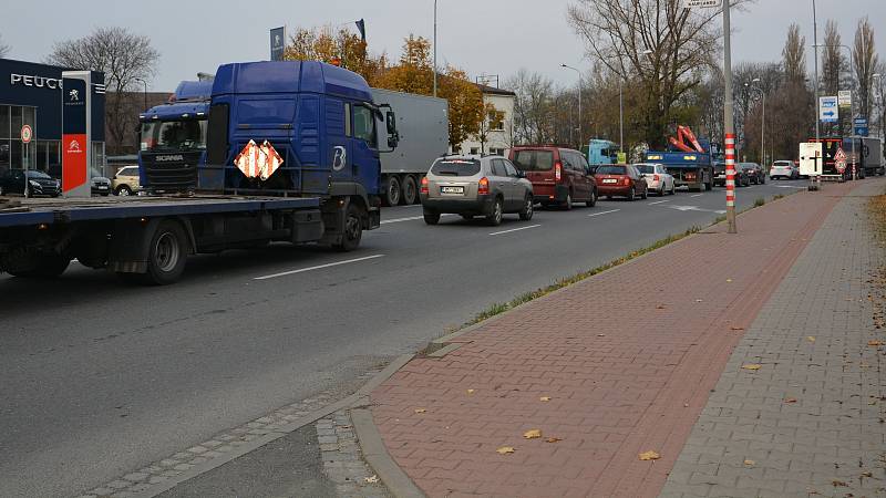 V Přerově se v pondělí zavřely Dluhonské mosty nad železniční tratí, které čeká zbourání a stavba nového přemostění. Doprava v této části města zhoustla.