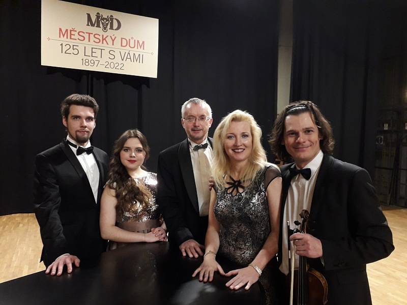 První koncert letošního roku, kterým Městský dům v Přerově oslavil 125 let své existence, byl v režii Moravského klavírního tria a operních hostů (na snímku).