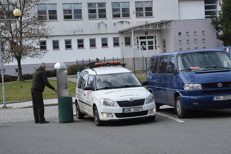 Na parkovišti před Přerovankou (na snímku) by se měly ještě letos objevit závory.