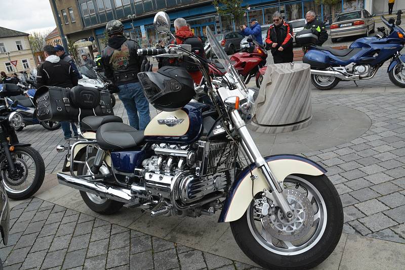 Na sto padesát motorkářů obsadilo v sobotu Masarykovo náměstí v Přerově, aby zahájili letošní sezonu. Motorkáři z různých koutů Moravy, ale i Polska vyrazili kolem půl druhé odpoledne na spanilou jízdu regionem