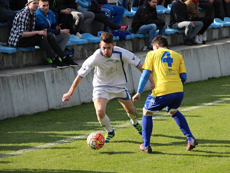 Fotbalisté Přerova (v bílém) v derby proti Kozlovicím.