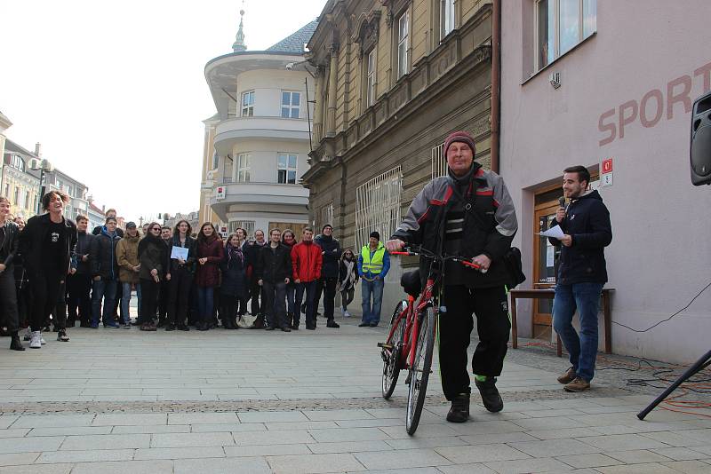 K protestní stávce se ve čtvrtek v pravé poledne připojili také studenti Gymnázia Jakuba Škody v Přerově. Na Masarykovo náměstí jich dorazily na dvě stovky.