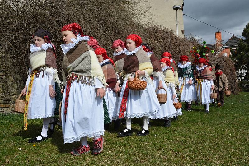 Vhozením smrtky do řeky Bečvy se děti z Folklorního souboru Trávníček rozloučily se zimou. Tradiční vynášení smrtky přilákalo v neděli dopoledne do centra Přerova davy lidí.