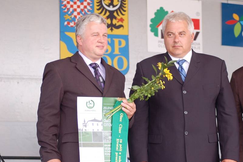 Obec Radslavice na Přerovsku zažila v pátek velkou slávu. Získala nejvyšší ocenění v krajském kole soutěže Vesnice roku – zlatou stuhu. Úspěšné byly i další obce na Přerovsku – Hradčany, které odcházely s modrou stuhou, a Citov, jenž obdržel zelenou.