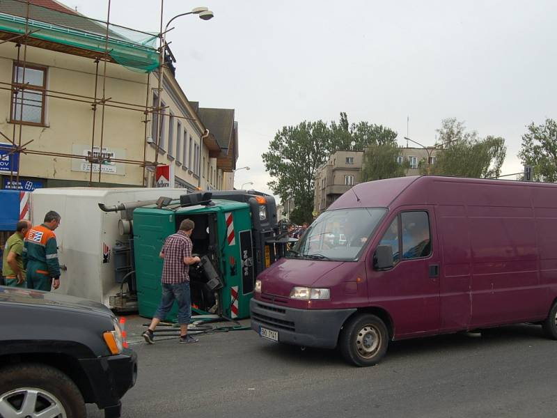 Nehoda peugeotu a vozidla technických služeb v centru Přerova