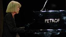 Pianistka Carla Bley. V Mětském domě v Přerově ji dopovodili dva hráči jejího tria - Steve Swalow a britský saxofonista Andy Sheppard   