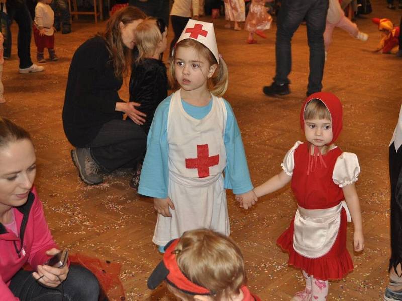 Maškarní karneval ve velkém sále přerovského pivovaru