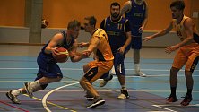 Basketbalisté Lipníku nad Bečvou (ve žlutém) doma nestačili na rezervní tým prvoligového SKB Zlín, v jehož dresu se představilo sedm přerovských odchovanců.