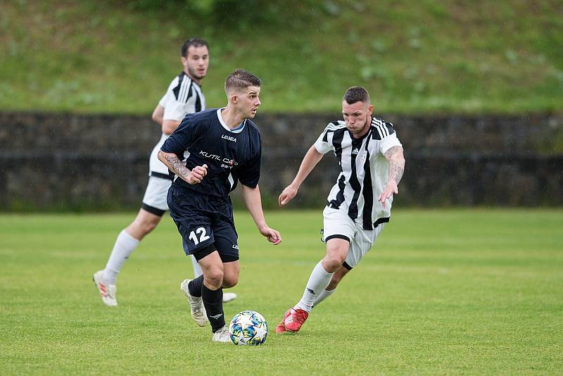 Fotbalisté Beňova v přátelském utkání s Želatovicemi (v pruhovaném).