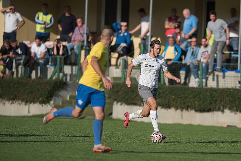 Fotbalisté Kozlovic (ve žlutém) proti Tatranu Všechovice.