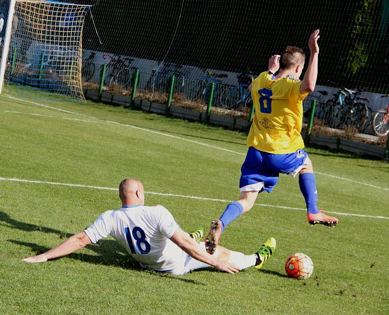 Fotbalisté Přerova (v bílém) v derby proti Kozlovicím.