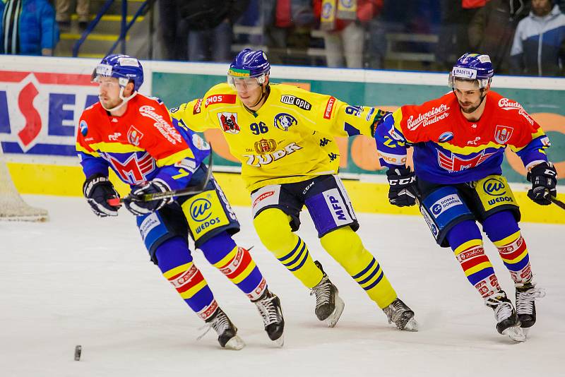 Hokejisté Přerova (ve žlutém) porazili v domácím utkání České Budějovice 2:1