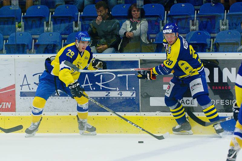 Hokejisté HC Zubr Přerov (v modrých dresech) v přípravě proti Aukro Berani Zlín.