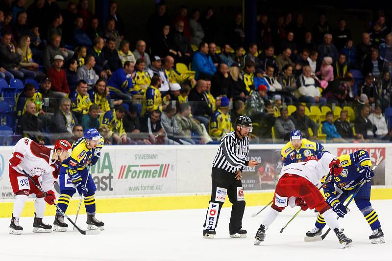 Hokejisté HC Zubr Přerov (v modrém) proti Frýdku-Místku (1:3).