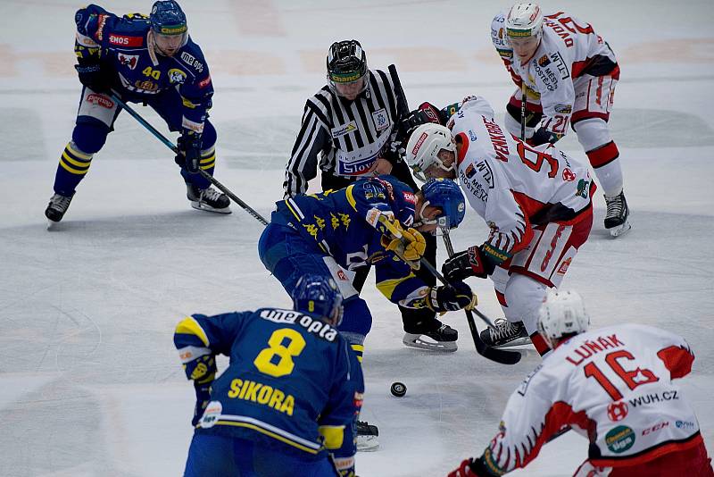 Hokejisté Přerova (v modrém) porazili v domácím derby Prostějov 4:3 po samostatných nájezdech