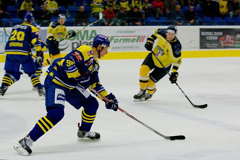 Hokejisté Přerova (v modrém) proti Ústí nad Labem (7:4).