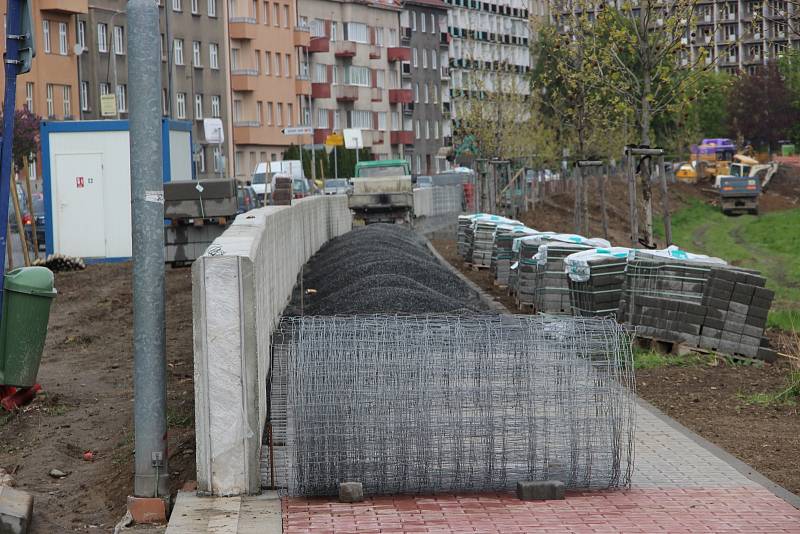 Stavba protipovodňové zídky na nábřeží Edvarda Beneše v Přerově. Konec dubna 2017