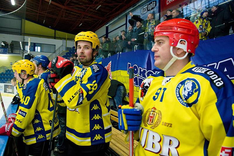 Hokejisté HC Zubr Přerov (v modrém) v "Posledním špílu sezony" profi sým fanouškům. Foto: Deník/Jan Pořízek