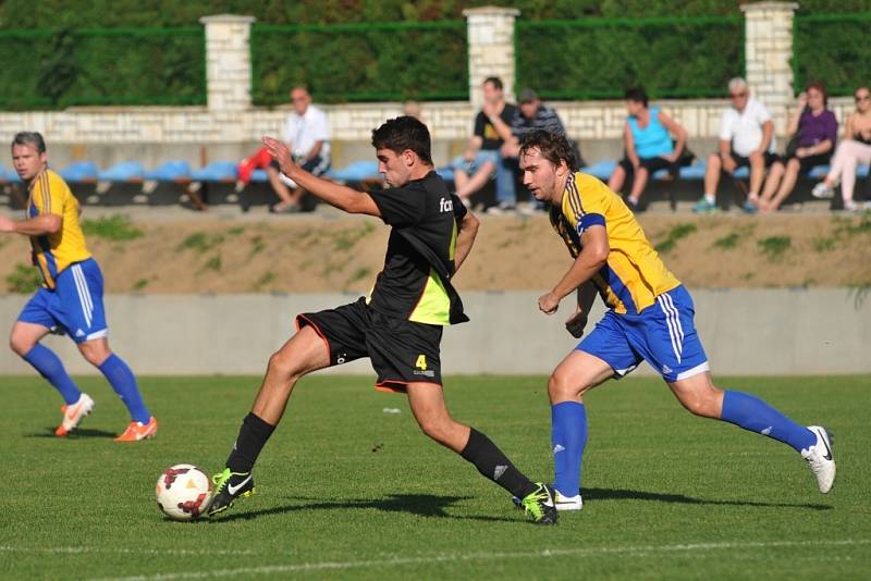 Fotbalisté Kozlovic (ve žlutomodrém) proti Dolnímu Benešovu