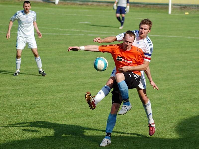 Kozlovice (v oranžovém) proti Dolanům