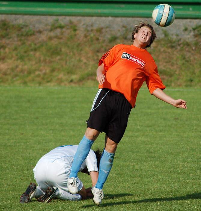 Kozlovice (v oranžovém) proti Dolanům