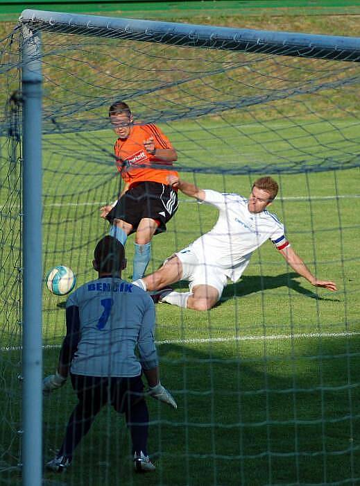 Kozlovice (v oranžovém) proti Dolanům