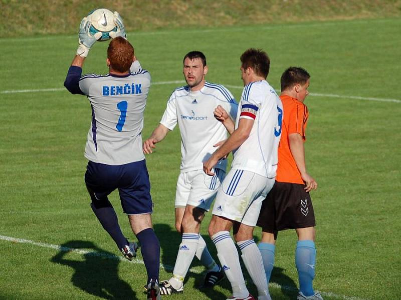 Kozlovice (v oranžovém) proti Dolanům