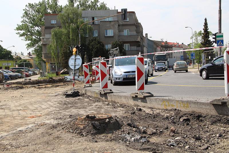 Dělníci, kteří pracují na stavbě průpichu na křižovatce ulic Komenského - Velké Novosady - Kojetínská v Přerově, narazili na původní dlažbu. 12. 5. 2022