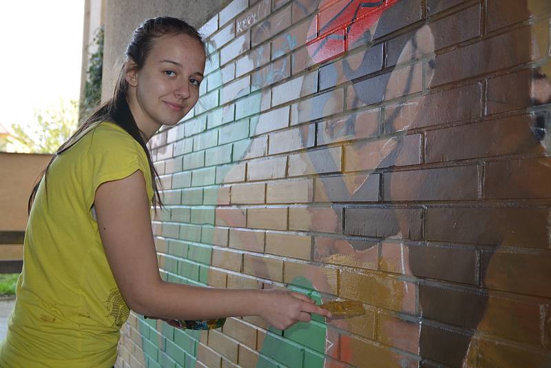 Originálními kresbami zpestřili průchod na Žerotínově náměstí studenti Gymnázia Jakuba Škody v Přerově.