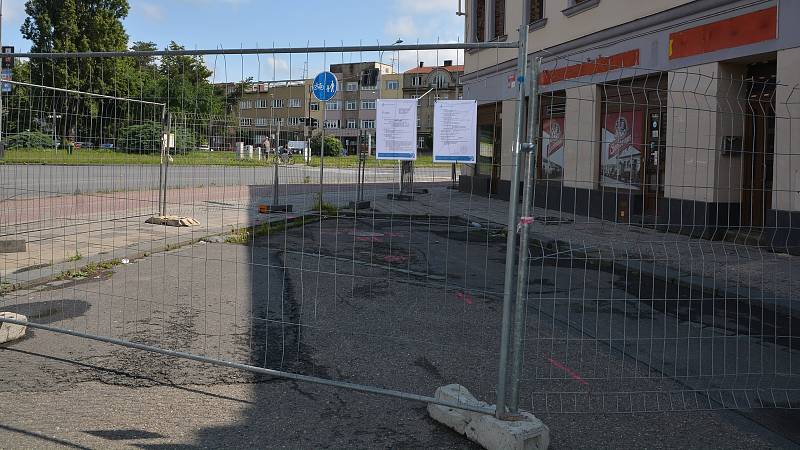 V Přerově začala demolicí budov na rohu Komenského a Škodovy ulice stavba průpichu