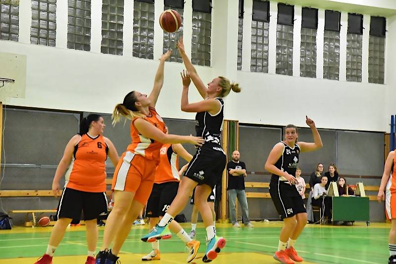 Basketbalistky Přerova (v černém) proti SK UP Olomouc B.