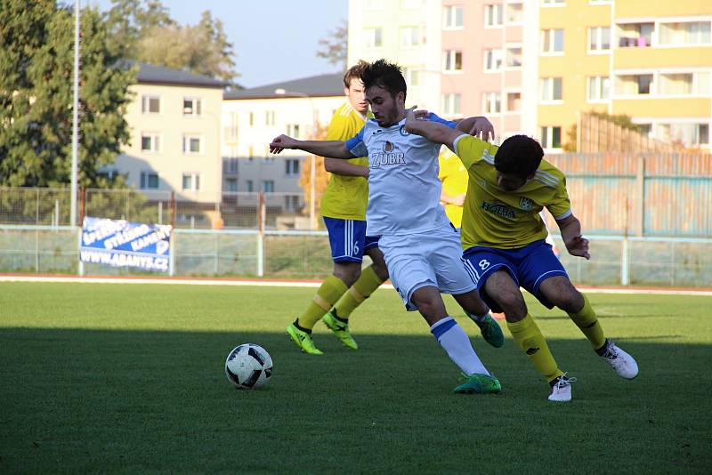 Fotbalisté Přerova (v bílém) podlehli FK Šumperk 1:2.