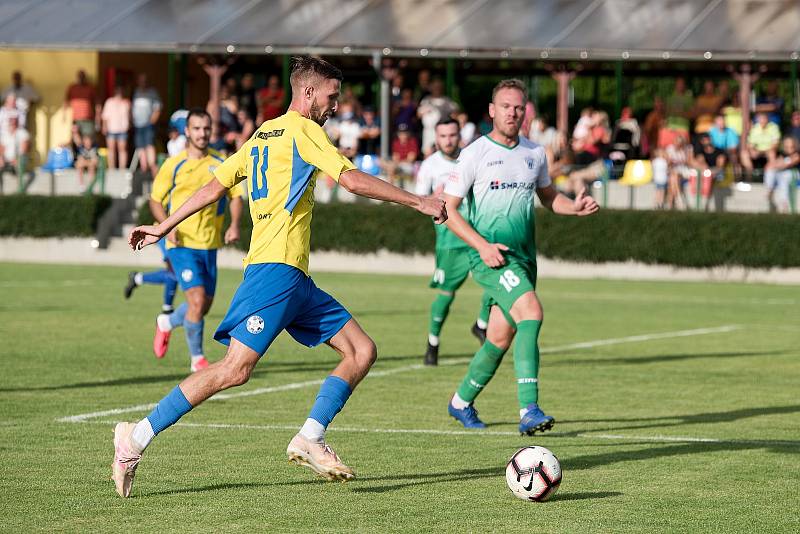 Fotbalisté Kozlovic (ve žlutém) doma porazili Bzenec 2:0.