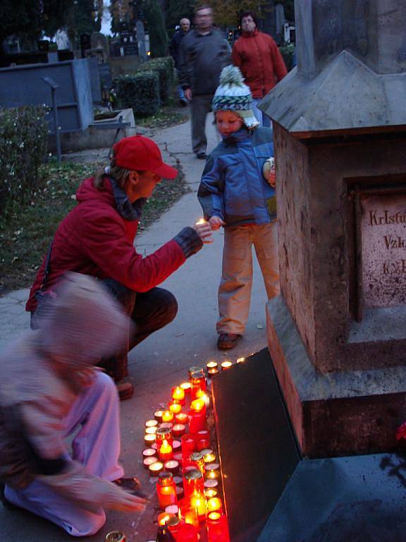 Přerovský hřbitov se v těchto dnech proměnil v nejfrekvento­vanější místo ve městě