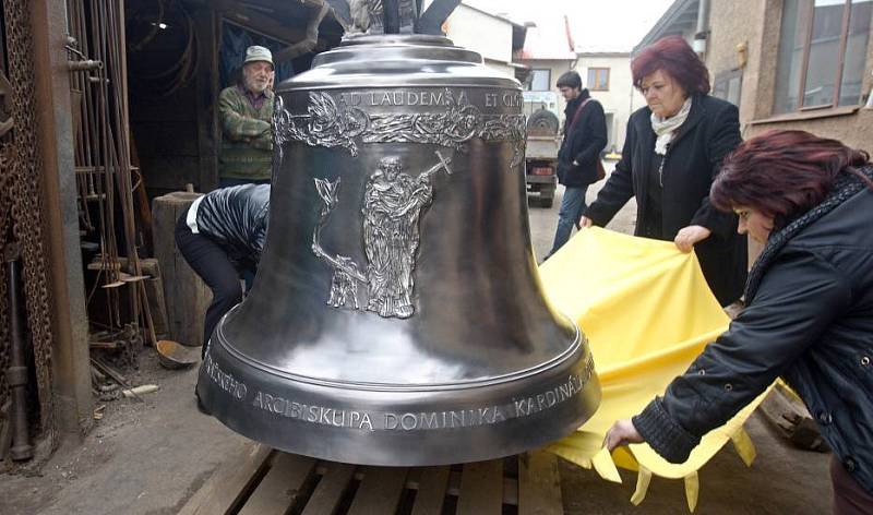 Zvony pro katedrálu sv. Víta před odjezdem do Prahy ve zvonařské dílně v Brodku u Přerova
