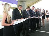 Na otevření úseku dálnice D1 mezi Hulínem a Říkovicemi přijel v červenci 2011 i tehdejší premiér Petr Nečas