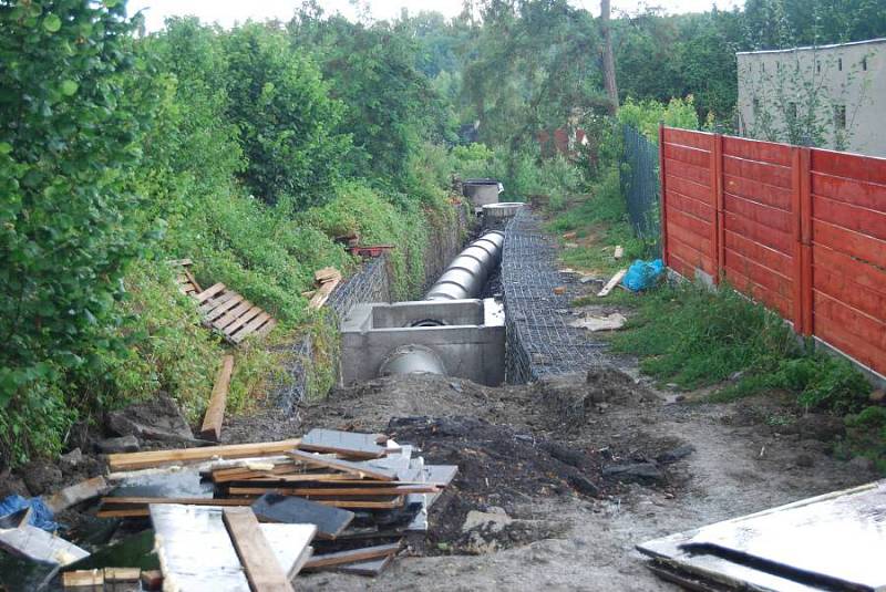 Stavba dešťové kanalizace v zahrádkářské kolonii pod přerovskou nemocnicí