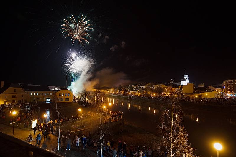 Novoroční ohňostroj nad řekou Bečvou v Přerově, 1. ledna 2022