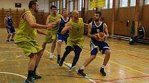 Basketbalisté Lipníku (ve žlutém) v utkání s BK Žďár nad Sázavou.