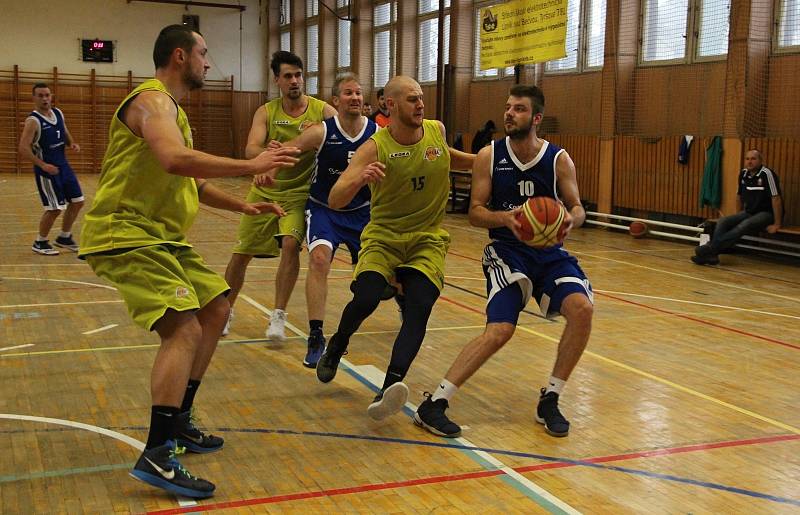 Basketbalisté Lipníku (ve žlutém) v utkání s BK Žďár nad Sázavou.