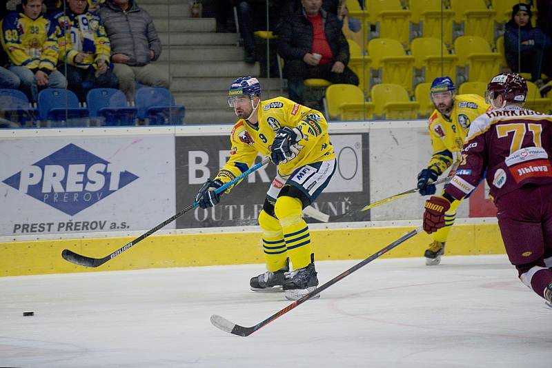 Hokejisté Přerova (ve žlutém) v domácím utkání s HC Dukla Jihlava. Foto: Deník/Jan Pořízek