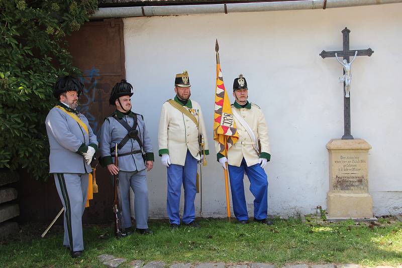 U památníků v Tovačově, které připomínají oběti slavné prusko-rakouské bitvy v roce 1866, se vydali v sobotu nadšenci historie.