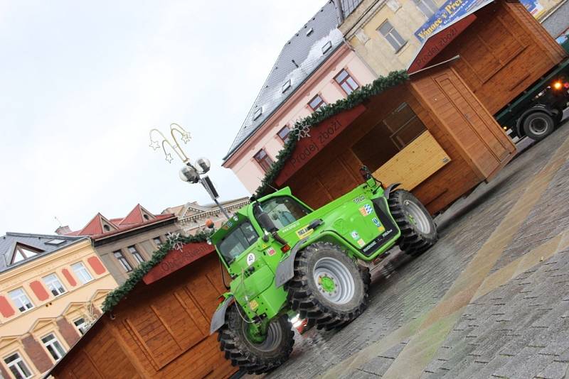 Instalace dřevěných stánků a zdobení vánočního stromu v Přerově