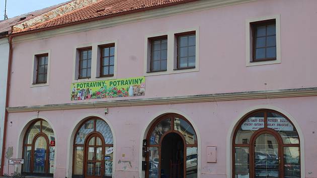 Vražedný útok se odehrál v pronajatém bytě v tomto domě na náměstí v Tovačově.