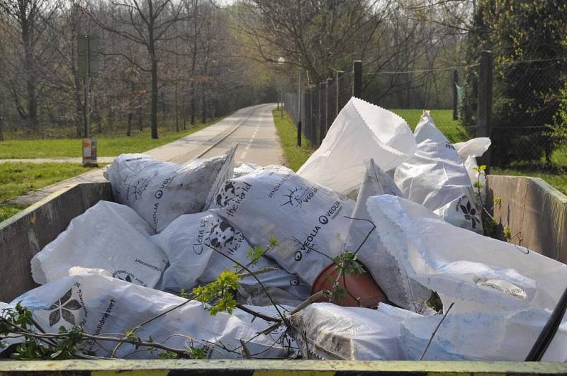 Akce „Ukliďme Svět v okolí řeky Bečvy a lagun