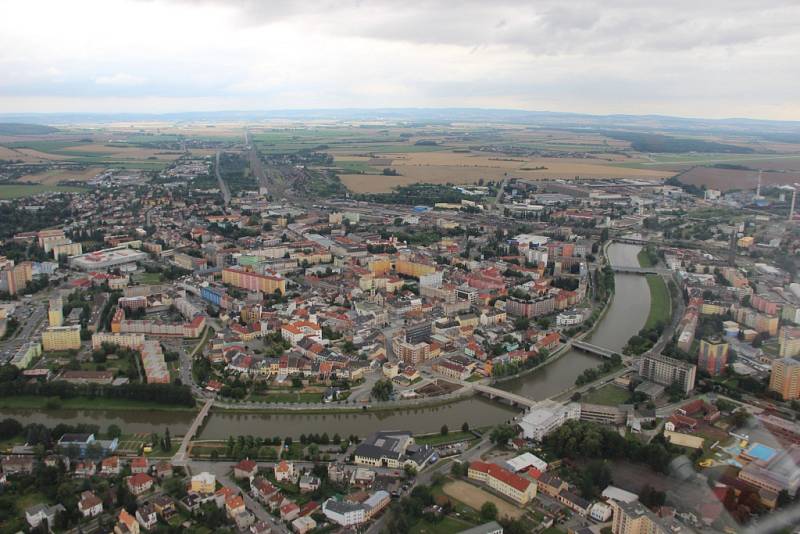 Program akce Den letiště Přerov, která se konala v sobotu u obce Bochoř, nabídl kromě ukázek vzdušné a pozemní techniky také možnost vyhlídkových letů. Ve vírníku, nebo-li rotorovém letadle, se proletěla redaktorka Přerovského a hranického deníku.