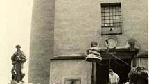 Kostel se zvonem, který hlásí čas nesmí chybět snad v žádné obci. Výjimkou není ani Rokytnice, fotografie z roku 1947 zachycuje „tahání zvonu“.