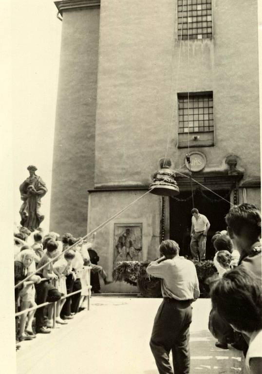 Kostel se zvonem, který hlásí čas nesmí chybět snad v žádné obci. Výjimkou není ani Rokytnice, fotografie z roku 1947 zachycuje „tahání zvonu“.